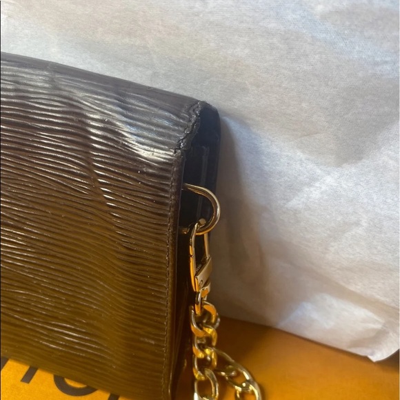 Authentic Louis Vuitton Epi Sarah Wallet - Picture 9 of 12